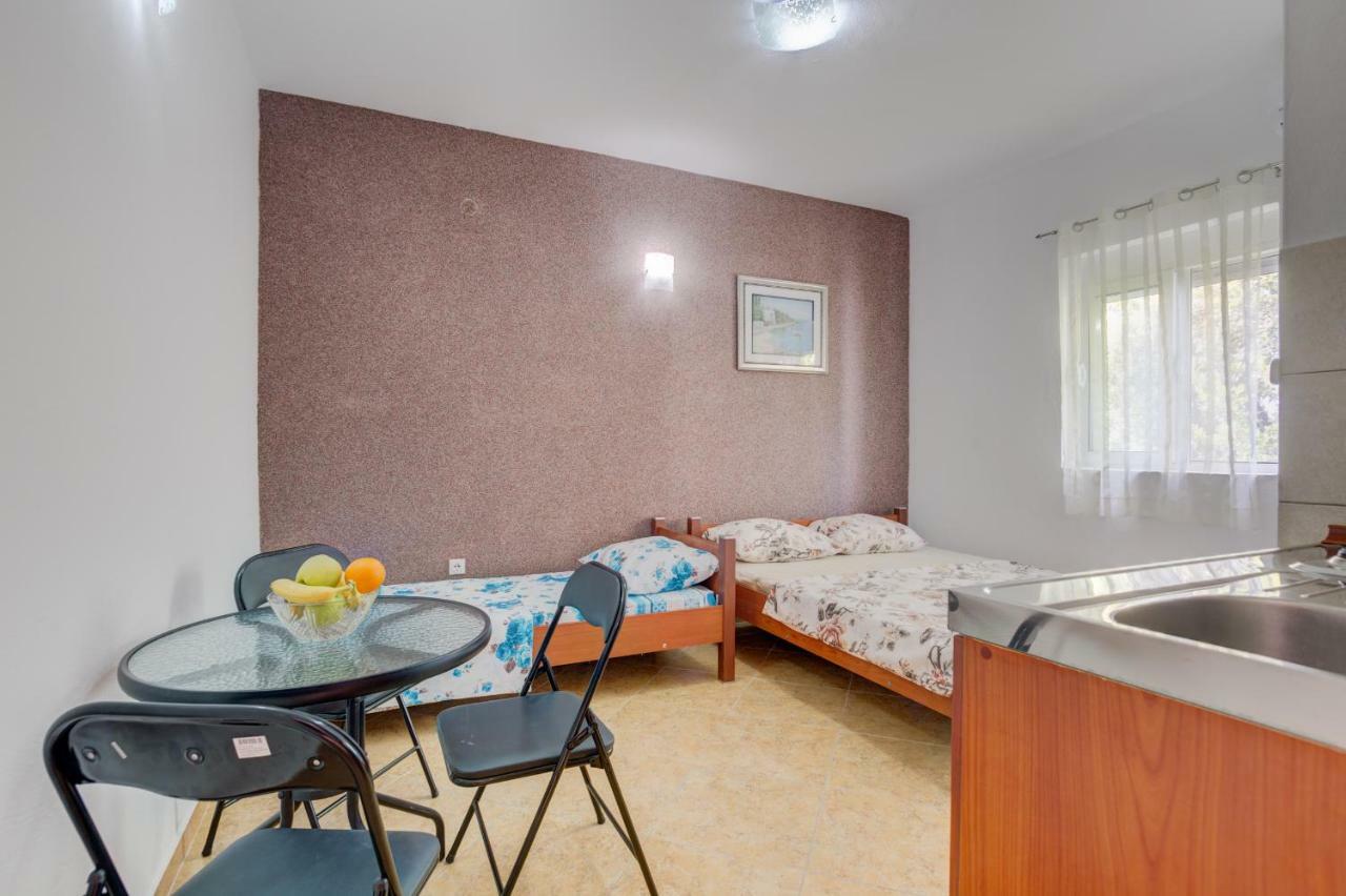Studios Nikezic Utjeha Bilik gambar